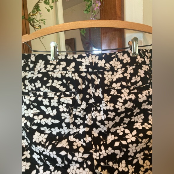 Banana Republic Hampton Pant Crop Pant Size 2 Black w/White Flowers 26” inseam - Picture 4 of 9